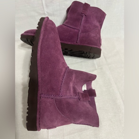 UGG 9 GenuineSuede Ankle Booties in Plum Purple - Picture 1 of 8